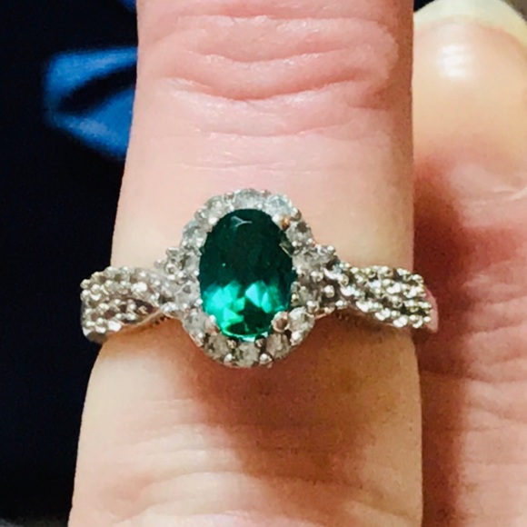 ❌❌❌SOLD❌❌❌GOLD GREEN AND WHITE SAPPHIRE RING - Picture 5 of 8